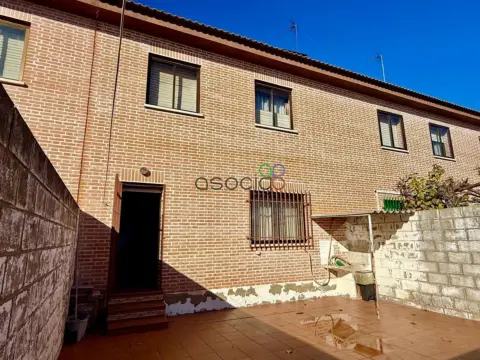 Casa adosada en calle de Simón Bolívar