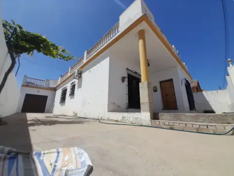 Chalet en calle C- La Salinera