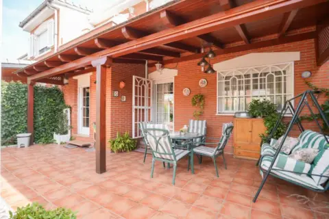 Casa adosada en calle >C. Venezuela, nº >