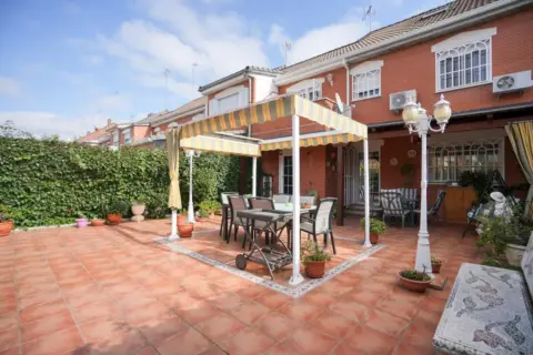 Casa adosada en calle >C. Venezuela, nº >