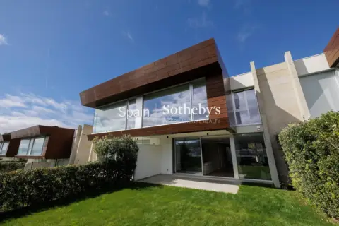 Casa adosada en Lugar Áreas