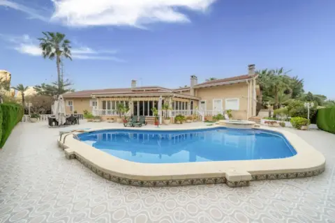 Casa unifamiliar en Cabo Roig-La Zenia-La Regia
