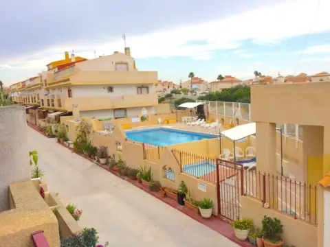 Casa adosada en Playa Flamenca-Las Piscinas