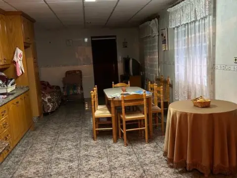 Casa adosada en calle >C. Almoradí, nº >