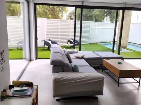 Casa pareada en calle >C. Dinamarca, nº >