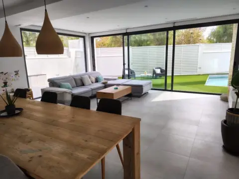 Casa pareada en calle >C. Dinamarca, nº >