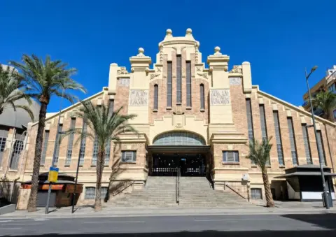 Local comercial en Avenida de Alfonso X El Sabio, nº >