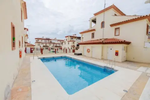 Casa adosada en calle >C. Alberca, nº >