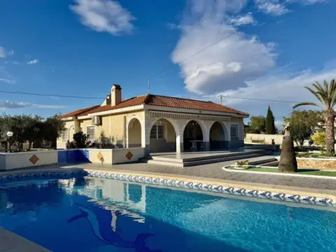 Chalet en Bonito Chalet Independiente en Venta en los Limoneros El Altet