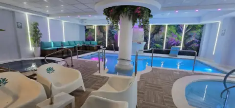 Local comercial en , Zona de Playa, en El Centro, Cerca del Mar, Urbanización