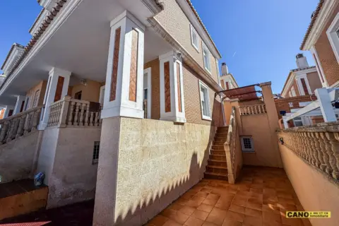 Dúplex en calle de los Califas