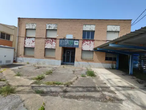 Nave industrial en calle de Candado