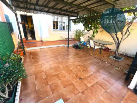 Casa adosada en calle Emilio Prados