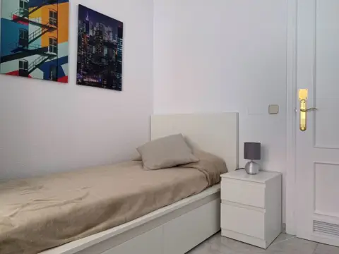 Room in Carrer de Bobalà, 10
