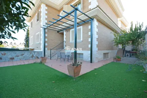 Casa pareada en R66 - El Arco