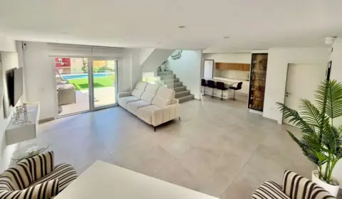 Chalet adosado en calle Desembarco