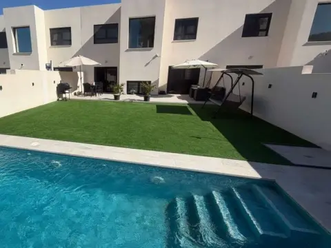 Chalet adosado en calle Desembarco