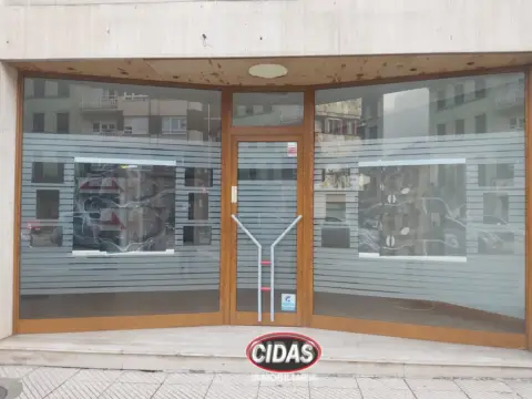 Local comercial en Avenida de Pumarín