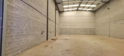 Nave industrial en calle de la Forja