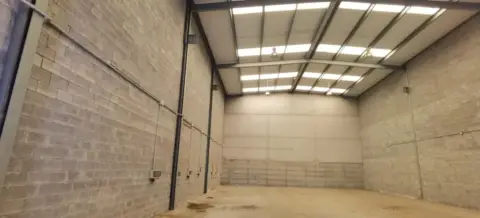 Nave industrial en calle de la Forja