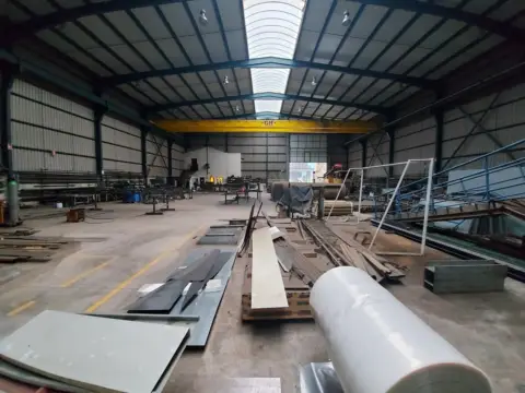 Nave industrial en calle La Yasa