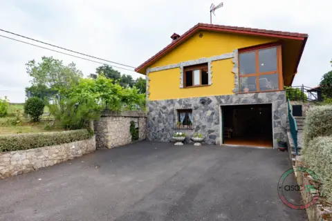Casa en calle Camino de La Carbayera de Lleorio, nº 305