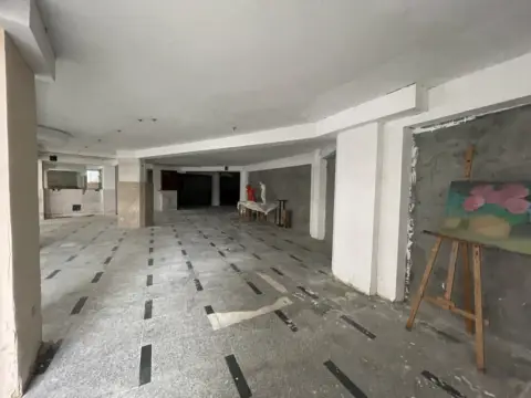 Local comercial en calle de Llanes