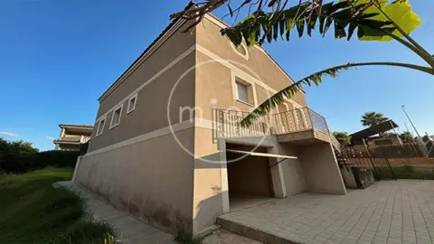 Casa en calle Balcón de Montroy