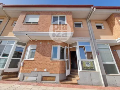 Casa adosada en calle de Avellanosa