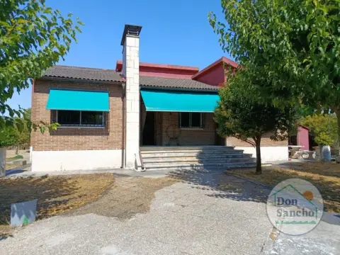 Chalet en Castronuevo de Esgueva