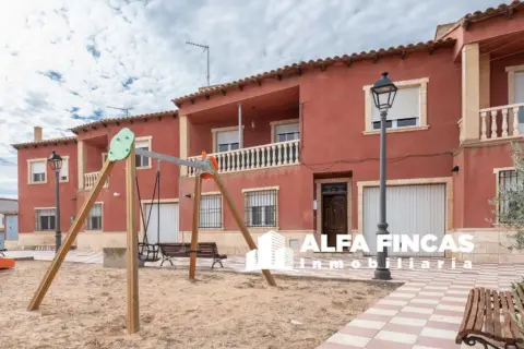 Casa adosada en Honrubia