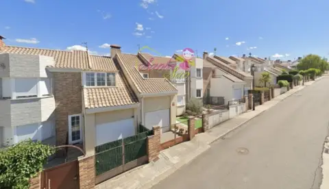 Casa adosada en Urbanización - Peñasolana