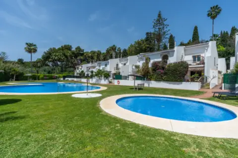 Casa adosada en Lomas de Marbella Club-Puente Romano