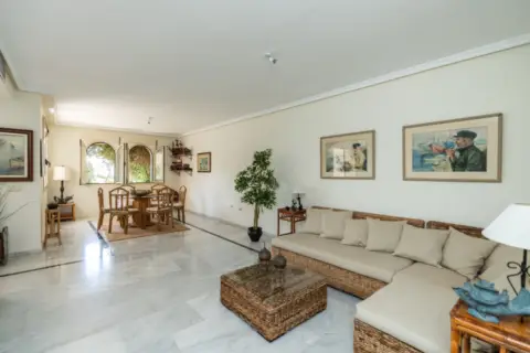 Casa adosada en Lomas de Marbella Club-Puente Romano