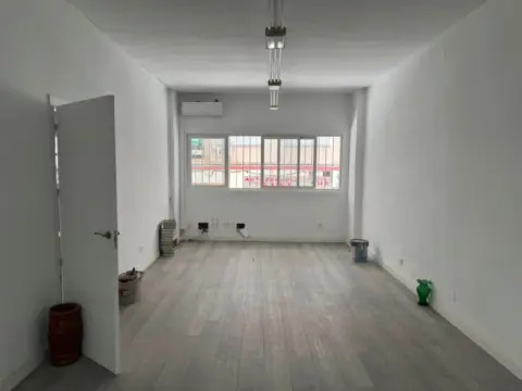 Local comercial en Avenida Matías Sáenz de Tejada