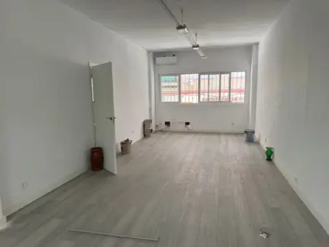 Local comercial en Avenida Matías Sáenz de Tejada