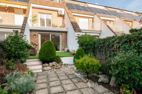 Casa adosada en Avinguda de l'Enllaç