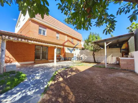 Casa pareada en calle de los Pinos