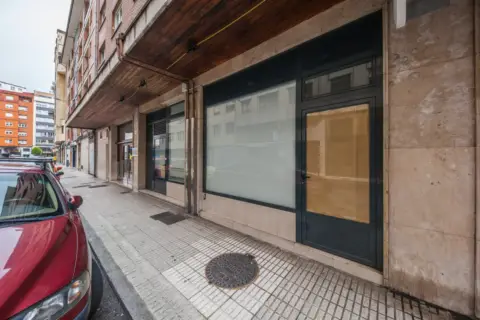 Commercial space in calle de Ribadesella, 11