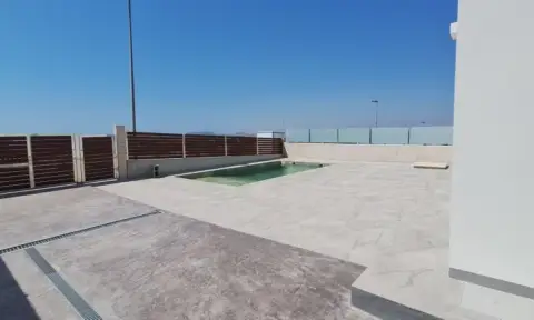 Chalet en Chalet Con Piscina Privada en Alicante