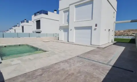 Chalet en Chalet Con Piscina Privada en Alicante