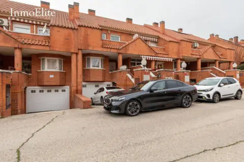 Casa adosada en calle de Sierra Nevada