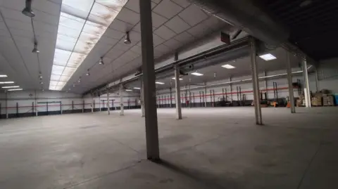 Nave industrial en calle de los Almendros