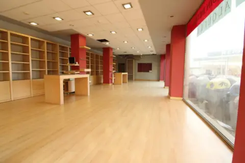 Local comercial en El Alisal-Cazoña