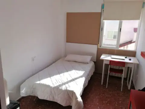 Room in Carrer del Cardenal Enrique i Tarancón, 34