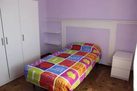 Habitación en calle Velarde, 1