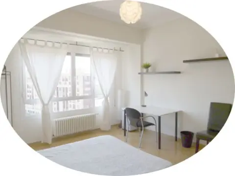 Habitación en calle de Juan XXIII, 1