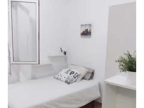 Habitación en calle de Juan XXIII, 1