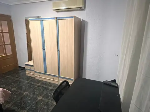Habitación en calle de las Cortes de Aragón, 23