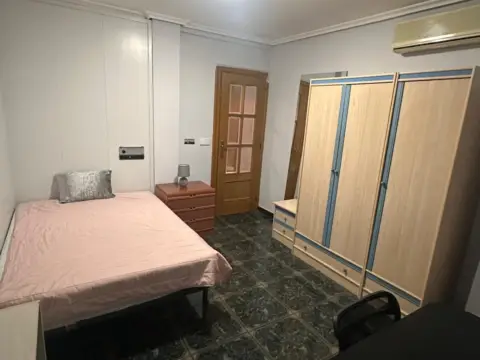 Habitación en calle de las Cortes de Aragón, 23